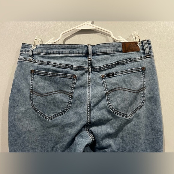 LEE women mid rise regular fit Capri blue jeans/size 16 - Picture 5 of 8